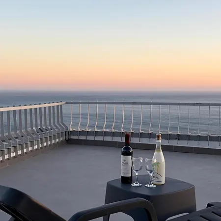 Axenic Getaway - Duplex, Sleeps 6, 3 Bedrooms, 2 Bathrooms, Panoramic Ocean View, Rooftop Terrace Apartment