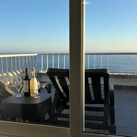 Axenic Getaway - Duplex, Sleeps 6, 3 Bedrooms, 2 Bathrooms, Panoramic Ocean View, Rooftop Terrace Apartment Sesimbra