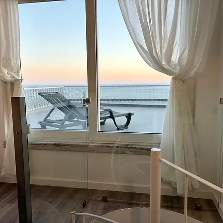 Axenic Getaway - Duplex, Sleeps 6, 3 Bedrooms, 2 Bathrooms, Panoramic Ocean View, Rooftop Terrace Apartment *